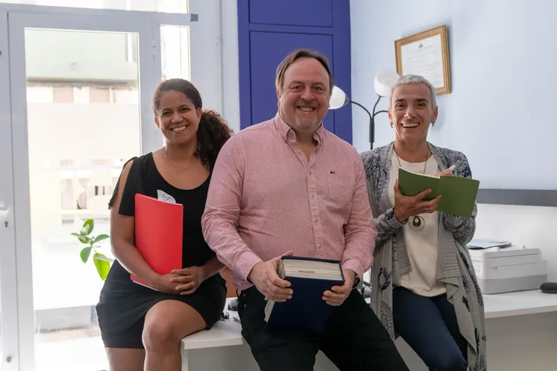Equipo de BeTranslated sonriendo en la oficina